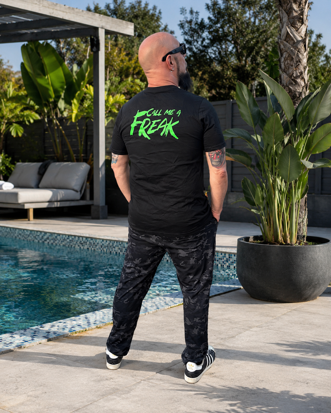 Modelo masculino mostrando espalda Call Me A Freak en luz natural
