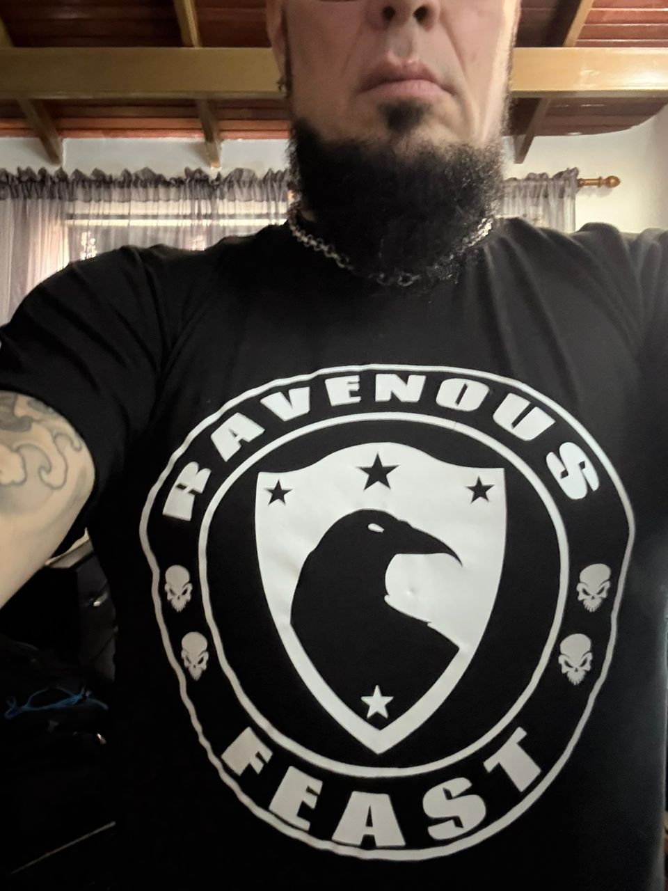 Detalle franela Ravenous Feast logo blanco