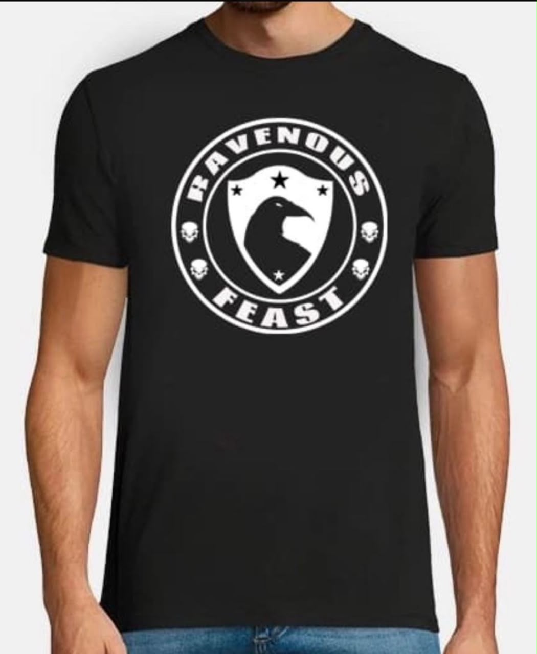 Mockup franela Ravenous Feast logo blanco
